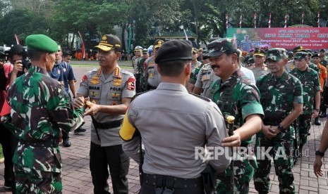 Panglima TNI Marsekal TNI Hadi Tjahjanto (kanan) bersama Kapolri Jenderal Pol Idham Azis (kiri) 