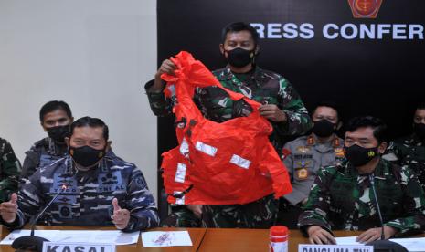 Panglima TNI Marsekal TNI Hadi Tjahjanto (kanan) dan Kepala Staf Angkatan Laut Laksamana TNI Yudo Margono (kiri) menunjukkan baju keselamatan awak kapal KRI Nanggala 402 yang ditemukan saat konferensi pers di Lanud I Gusti Ngurah Rai, Badung, Bali, Ahad (25/4/2021). KRI Nanggala 402 dipastikan tenggelam dan 53 awak kapalnya gugur di perairan utara Bali.