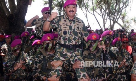 Panglima TNI Marsekal TNI Hadi Tjahjanto (kanan) didampingi KSAL Lakamana TNI Ade Supandi (kiri) dibopong prajurit Korps Marinir TNI AL disela-sela Pengangkatan Warga Kehormatan Marinir di pantai Nganteb, Kab. Malang, Jawa Timur, Kamis (22/2).