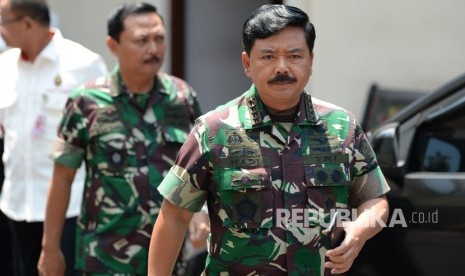 Panglima TNI Marsekal TNI Hadi Tjahjanto (kanan