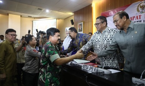 Panglima TNI Marsekal TNI Hadi Tjahjanto (kanan), Kapolri Jenderal Pol Tito Karnavian (kedua kiri) dan Menteri Dalam Negeri Tjahjo Kumolo (kiri) menyalami Ketua Dewan Perwakilan Daerah (DPD) Oesman Sapta Odang seusai rapat kerja bersama Dewan Perwakilan Daerah (DPD) di Gedung Nusantara V, Kompleks Parlemen Senayan, Jakarta, Selasa (7/5/2019). 