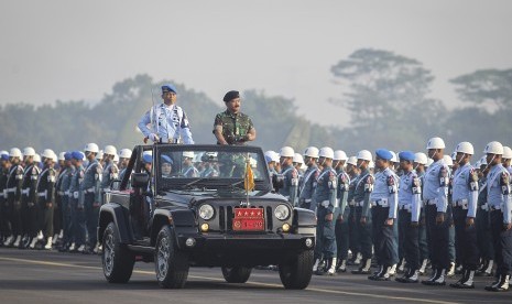 Panglima TNI Marsekal TNI Hadi Tjahjanto (kanan) 