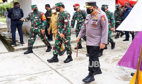 Panglima TNI Marsekal TNI Hadi Tjahjanto (kedua kanan) bersama Kapolri Jenderal Pol Listyo Sigit Prabowo (kanan) berjalan saat berkunjung ke Kota Sorong di Papua Barat, Sabtu (28/8/2021). Panglima TNI dan Kapolri melakukan kunjungan kerja di Papua Barat guna melakukan koordinasi dengan Forum Komunikasi Pimpinan Daerah (Forkopimda) untuk mengetahui secara langsung keamanan dan progres vaksinasi di wilayah tersebut.