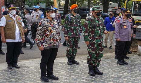 Panglima TNI Marsekal TNI Hadi Tjahjanto (kedua kanan), Kapolri Jenderal Polisi Listyo Sigit Prabowo (kanan), Kepala BNPB Letjen TNI Ganip Warsito (kiri) dan Wali Kota Pekalongan Afzan Arslan Djunaid (kedua kiri) bersiap memasuki lapangan apel di Pekalongan, Jawa Tengah, Ahad (6/6/2021). Dalam kesempatan itu, Panglima TNI menyampaikan imbauan agar warga Pekalongan melaksanakan protokol kesehatan ketat hingga ke tingkat skala mikro berbasis RT dan RW.