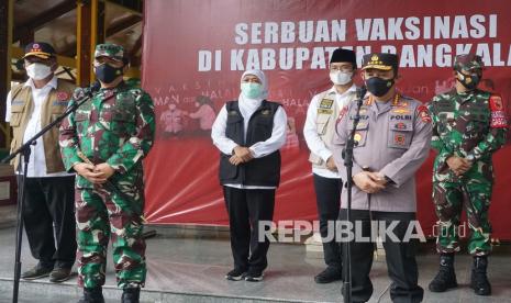 Panglima TNI Marsekal TNI Hadi Tjahjanto (kedua kiri) bersama Kapolri Jenderal Pol Listyo Sigit Prabowo (kedua kanan), Gubernur Jawa Timur Khofifah Indar Parawansa (ketiga kiri), Kepala BNPB Letjen TNI Ganip Warsito (kiri) dan Bupati Bangkalan R Abdul Latif Amin (ketiga kanan) memberikan arahan terkait penanganan COVID-19 ketika berkunjung di Bangkalan, Jawa Timur, Sabtu (12/6/2021). Dalam kunjungannya, mereka menghimbau kepada masyarakat akan pentingnya menerapkan protokol kesehatan dalam aktivitas sehari-hari demi menekan penyebaran COVID-19 di Bangkalan, Madura. 