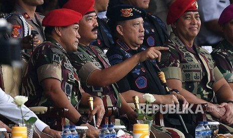 Panglima TNI Marsekal TNI Hadi Tjahjanto (kedua kiri) didampingi Kapolri Jenderal Pol Tito Karnavian (kedua kanan), KSAD Jenderal TNI Andika Perkasa (kanan) dan Danjen Kopassus Mayjen TNI I Nyoman Cantiasa menghadiri peringatan HUT Ke-67 Kopassus di Mako Kopassus, Cijantung, Jakarta Timur, Rabu (24/4/2019). 