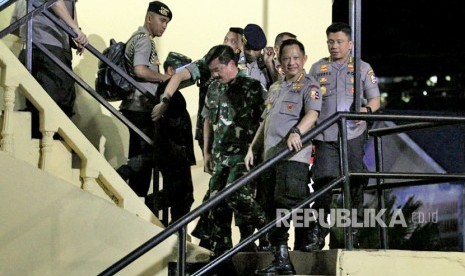 Panglima TNI Marsekal TNI Hadi Tjahjanto (ketiga kanan) dan Kapolri Jenderal Tito Karnavian (kedua kanan) berjalan seusai menggelar pertemuan tertutup di Mapolda Papua, Jayapura, Papua, Selasa (27/8/2019). 