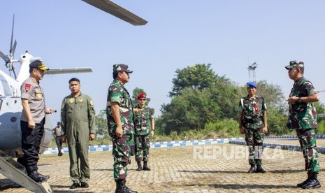 Panglima TNI Marsekal TNI Hadi Tjahjanto (ketiga kiri) bersama Kapolri Jenderal Polisi Tito Karnavian (kiri) disambut oleh Pangdam III Siliwangi Mayjen TNI Ganip Warsito (kanan) saat tiba di lokasi kunjungan kerja di Pos Terpadu Operasi Ketupat Lodaya, Cikopo, Purwakarta, Jawa Barat, Jumat (31/5/2019).