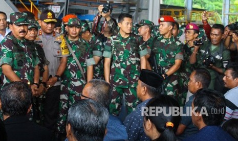 Panglima TNI Marsekal TNI Hadi Tjahjanto (kiri) berbicang dengan keluarga korban berada saat serah terima jenazah korban penembakan kelompok kriminal bersenjata (KKB) di hanggar Avco Bandara Moses Kilangin Timika, Mimika, Papua, Jumat (7/12/2018). 