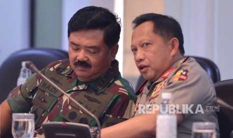 Panglima TNI Marsekal TNI Hadi Tjahjanto (kiri) berbincang dengan Kapolri Jenderal Pol Tito Karnavian.