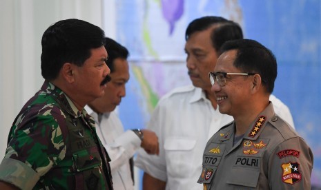 Panglima TNI Marsekal TNI Hadi Tjahjanto (kiri) berbincang dengan Kapolri Jenderal Pol Tito Karnavian (kanan), Menko Maritim Luhut Binsar Panjaitan (kedua kanan) dan Kepala Bulog Budi Waseso (kedua kiri) sebelum mengikuti rapat terbatas di Kantor Presiden, Jakarta, Jumat (3/5/2019).