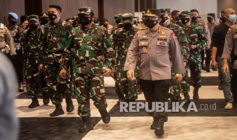 Panglima TNI Marsekal TNI Hadi Tjahjanto (kiri) berjalan bersama Kapolri Jenderal Pol Listyo Sigit Prabowo (kanan) saat meninjau pelaksanaan serbuan vaksinasi COVID-19 di JIExpo Kemayoran, Jakarta, Ahad (4/7/2021). Panglima TNI menargetkan 8,7 juta warga di DKI Jakarta tervaksinasi. 