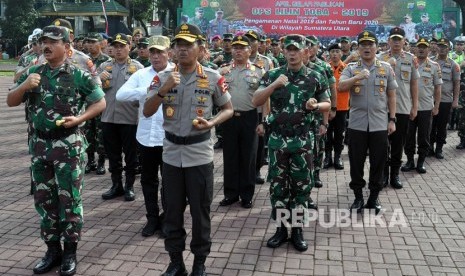 Panglima TNI Marsekal TNI Hadi Tjahjanto (kiri) bersama Kapolri Jenderal Pol Idham Azis (tengah), Gubernur Sumut Edy Rahmayadi (kedua kiri) dan Pangdam I Bukit Barisan Mayjen TNI MS Fadhilah (kanan) mengikuti apel pasukan pengamanan TNI/Polri di Lapangan Benteng Medan, Sumatera Utara, Kamis (19/12/2019).