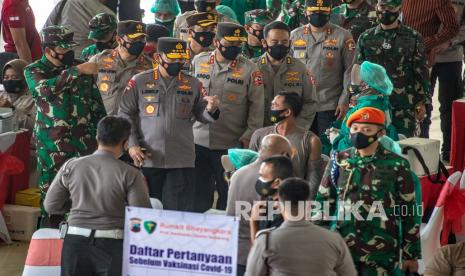 Panglima TNI Marsekal TNI Hadi Tjahjanto (kiri ) bersama Kapolri Jenderal Pol Listyo Sigit Prabowo (ketiga kiri) meninjau pelaksanaan Vaksinasi COVID-19 kepada anggota TNI-Polri di Skadron-11/Serbu, Pusat Penerbangan TNI Angkatan Darat, Semarang, Jawa Tengah, Kamis (18/3/2021). Vaksinasi yang ditinjau Panglima TNI Marsekal TNI Hadi Tjahjanto bersama Kapolri Jenderal Pol Listyo Sigit Prabowo dan Gubernur Jawa Tengah Ganjar Pranowo itu diikuti sekitar 1.800 anggota TNI-Polri sebagai upaya mendukung program pemerintah dalam percepatan penanggulangan dan pencegahan penyebaran COVID-19.