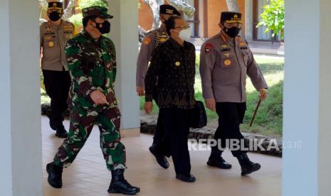  Panglima TNI Marsekal TNI Hadi Tjahjanto (kiri) bersama Kapolri Jenderal Pol Listyo Sigit Prabowo (kanan) dan Gubernur Bali Wayan Koster (tengah) berjalan bersama saat meninjau tempat isolasi terpusat (isoter) di Grand Inna Bali Beach Sanur, Denpasar, Bali, Ahad (29/8/2021). Kunjungan tersebut untuk memantau progres terkait penanganan kasus COVID-19 di Provinsi Bali. 