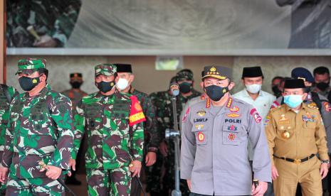 Panglima TNI Marsekal TNI Hadi Tjahjanto (kiri) dan Kapolri Jenderal Pol Listyo Sigit Prabowo (kedua kanan) didampingi Gubernur Jambi Al Haris (kanan) keluar dari tempat vaksinasi COVID-19 untuk umum di Jambi, Jumat (17/9/2021). Panglima TNI Marsekal Hadi Tjahjanto meminta pemerintah daerah di Jambi terus mengejar jumlah capaian vaksinasi Covid-19 di daerah itu hingga di atas 50 persen.