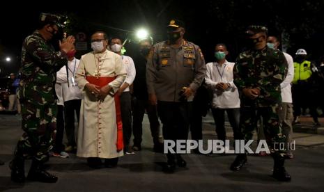 Panglima TNI Marsekal TNI Hadi Tjahjanto (kiri) didampingi Kabaintelkam Polri Komjen Pol Paulus Waterpauw (kedua kanan) dan Pangdam Jaya Mayjen TNI Dudung Abdurachman (kanan) berbincang dengan Uskup Agung Jakarta Ignatius Suharyo (kedua kiri) di Gereja Katedral, Jakarta, Kamis (1/4/2021). Kunjungan Panglima TNI tersebut untuk mengecek kesiapan pengamanan Pekan Suci Paskah 2021. 