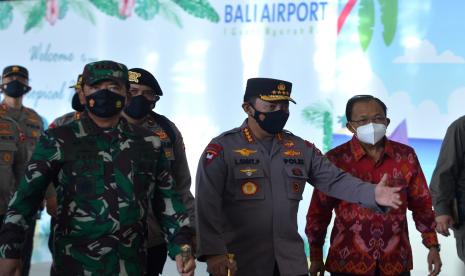 Panglima TNI Marsekal TNI Hadi Tjahjanto (kiri), Kapolri Jenderal Pol Listyo Sigit Prabowo (tengah,) didampingi Gubernur Bali Wayan Koster (kanan) meninjau simulasi kedatangan penumpang internasional di Bandara Internasional I Gusti Ngurah Rai, Badung, Bali, Sabtu (23/10/2021). Kunjungan itu dilakukan Panglima TNI dan Kapolri untuk memastikan kesiapan Bandara Bali dalam melayani penerbangan internasional.