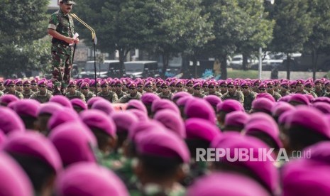 Panglima TNI Marsekal TNI Hadi Tjahjanto memberikan arahan dalam Apel Khusus Panglima TNI Marsekal TNI Hadi Tjahjanto kepada prajurit Korps Marinir, di Bhumi Marinir Cilandak, Jakarta, Selasa (30/4/2019). 