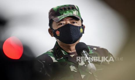 Panglima TNI Marsekal TNI Hadi Tjahjanto memberikan keterangan kepada awak media.