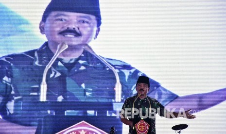 Panglima TNI Marsekal TNI Hadi Tjahjanto memberikan sambutan saat Safari Ramadhan di Makodam III/Siliwangi, Bandung, Senin (13/5). 