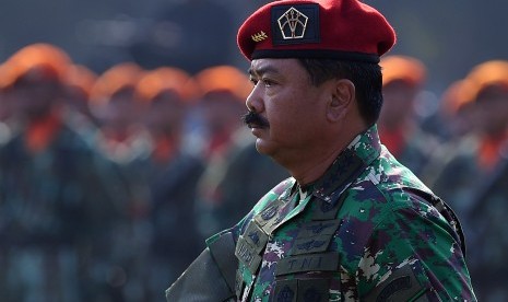 Panglima TNI Marsekal TNI Hadi Tjahjanto meninjau pasukan Komando Operasi Khusus (Koopssus) TNI saat diresmikan di Mabes TNI, Cilangkap, Jakarta, Selasa (30/7/2019)