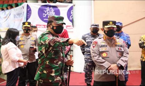 Panglima TNI Marsekal TNI Hadi Tjahjanto, bersama Kapolri Jenderal Pol Listyo Sigit Prabowo, melakukan peninjauan Serbuan Vaksinasi, Penyerahan Bansos dan pengecekan aplikasi Silacak dan Inarisk.