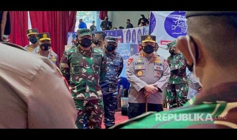 Panglima TNI Marsekal TNI Hadi Tjahjanto, S.I.P., bersama Kapolri Jenderal Pol Drs. Listyo Sigit Prabowo, M.Si., melakukan peninjauan Serbuan Vaksinasi, Penyerahan Bansos dan pengecekan aplikasi Silacak dan Inarisk, bertempat di Gedung BSCC Dome, Balikpapan, Jumat (06/08/2021).