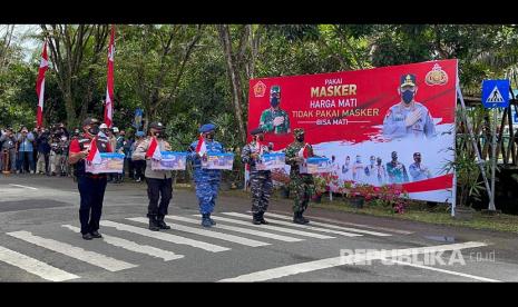 Panglima TNI Marsekal TNI Hadi Tjahjanto, S.I.P., bersama Kapolri Jenderal Pol Drs. Listyo Sigit Prabowo, M.Si., melakukan peninjauan Serbuan Vaksinasi, Penyerahan Bansos dan pengecekan aplikasi Silacak dan Inarisk, bertempat di Gedung BSCC Dome, Balikpapan, Jumat (06/08/2021).