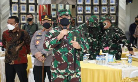 Panglima TNI Marsekal TNI Hadi Tjahjanto, S.I.P., bersama Kapolri Jenderal Pol Drs. Listyo Sigit Prabowo, M.Si., memimpin rapat terkait penanganan Covid-19 di wilayah Sulawesi Selatan sekaligus melaksanakan pemeriksaan kemampuan para Babinsa, Babinpotmar, Babinpotdirga dan Bhabinkamtibmas dalam menggunakan Aplikasi Silacak dan Inarisk, bertempat di Mapolda Sulawesi Selatan, Sabtu (7/8).