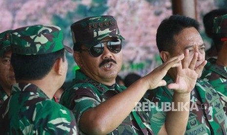 Panglima TNI Marsekal Hadi Tjahjantodidampingi Kepala Staf Angkatan Darat (KSAD) Jenderal Andika Perkasa.