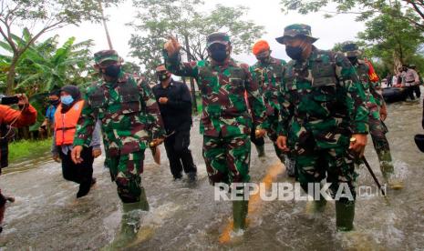 Panglima TNI Marsekal TNI Hadi Tjahjanto (tengah) berbincang dengan Dandim 1006 Martapura Letkol Arm Siswo Budiarto (kanan) dan Danrem 101 Antasari Brigjen TNI Firmansyah (kiri) saat meninjau banjir di kawasan Desa Pembataan, Kota Banjarbaru, Kalimantan Selatan, Sabtu (16/1/2021). Kunjungan Panglima TNI bersama Kepala Basarnas tersebut atas perintah Presiden Joko Widodo untuk memberikan bantuan dalam penanganan bencana banjir yang terjadi di sejumlah wilayah Provinsi Kalimantan Selatan.