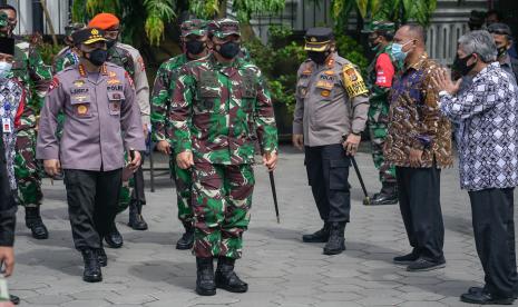 Panglima TNI Marsekal TNI Hadi Tjahjanto (tengah) bersama Kapolri Jenderal Pol Listyo Sigit Prabowo (kedua kiri) mengunjungi Desa Maguwoharjo, Depok, Sleman, DI Yogyakarta, Jumat (19/2/2021). Dalam kunjungannya Panglima TNI Marsekal TNI Hadi Tjahjanto bersama Kapolri Jenderal Pol Listyo Sigit Prabowo meninjau penerapan PPKM Mikro Desa Desa Maguwoharjo yang menyediakan posko edukasi dan pengendalian penularan COVID-19. 