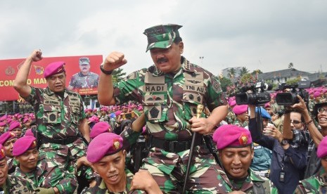 Panglima TNI Marsekal TNI Hadi Tjahjanto (tengah) bersama Kepala Staf TNI Angkatan Laut (KSAL) Laksamana TNI Ade Supandi (kiri) dipanggul prajurit Marinir seusai upacara penyambutan di Markas Korps Marinir, Bhumi Marinir Cilandak, Jakarta, Kamis (21/12). 