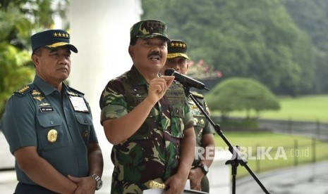 Panglima TNI Marsekal TNI Hadi Tjahjanto (tengah) didampingi KSAL Laksamana TNI Ade Supandi (kiri) dan KSAD Jenderal TNI Mulyono (kanan) menyampaikan keterangan kepada wartawan usai menghadap Presiden Joko Widodo di Istana Kepresidenan Bogor, Jawa Barat, Kamis (14/12).