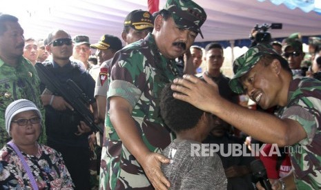 Panglima TNI Marsekal TNI Hadi Tjahjanto (tengah) 