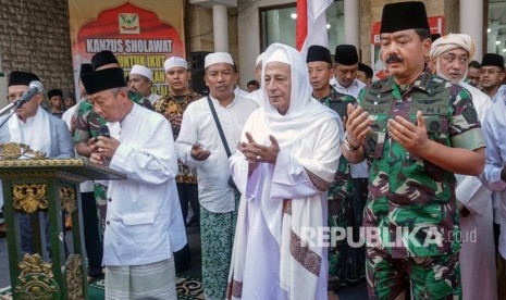 Panglima TNI Menghadiri Pengajian Rutin Kliwonan. Panglima TNI Marsekal Hadi Tjahjanto (kanan) didampingi Ketua Jamiyyah Ahlith Thoriqoh al-Mutabarah al-Nahdliyyah (Jatman) Habib Muhammad Luthfi bin Yahya (kedua kanan) berdoa saat menghadiri Pengajian Rutin Kliwonan di Kansuz Sholawat, Pekalongan, Jawa Tengah, Jumat (1/3/2019).