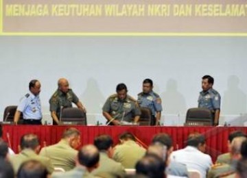 Panglima TNI Jenderal Djoko Santoso (tengah) didampingi KSAU Marsekal Madya Imam Sufaat, KSAD Jenderal George Toisutta , Kepala Staf Umum TNI Laksamana Madya Didik Heru Purnomo, KSAL Laksamana Madya Agus Suhartono (kiri-kanan) saat Rapat Pimpinan TNI 2010 