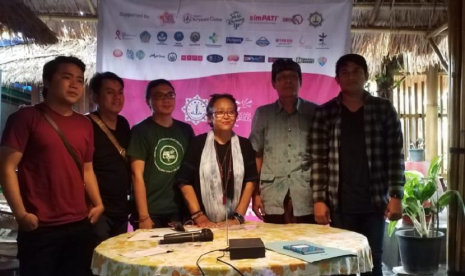 Panitia AYO!Kita Bicara HIV & AIDS bekerjasama dengan Yowana Padangtegal Ubud dan Komisi Penanggulangan AIDS (KPA) tahun ini kembali mengadakan konser kepedulian dalam rangka memperingati Hari AIDS  Internasional yang jatuh pada 1 Desember 2018. Kegiatan  yang menjangkau dan mengedukasi lebih banyak remaja di Bali ini akan digelar di Lapangan Parkir Monkey Forest Ubud, Kabupaten Gianyar. 