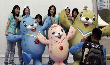    Panitia berfoto bersama tiga maskot Asian Games 2014 di Incheon,Korea Selatan, Senin (15/9).