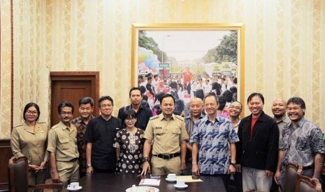 Panitia Bogor Street Festival Cap Go Meh (CGM) 2018 saat audiensi dengan Walikota Bogor Bima Arya di Balaikota Bogor, Selasa (21/11). Festival akan kembali diadakan pada Maret 2018. 