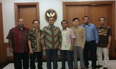 Panitia Islamic Book Fair (IBF) 2016 dan Ketua Ikapi DKI Jakarta berfoto bersama dengan Mendikbud Anies Rasyid Baswedan (ketiga dari kiri) seusai audiensi di Kantor Kemendikbud Jakarta, Kamis (21/1).