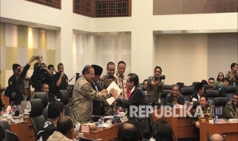 Panitia Khusus Revisi Undang-undang Antiterorisme bersamah Pemerintah akhirnya menyepakati Revisi Undang Undang Nomor 15 Tahun 2003 tentang Pemberantasan Tindak Pidana Terorisme dibawa ke Rapat Paripurna DPR.