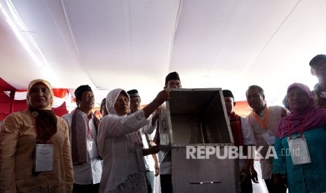 Panitia KPPS menunjukan kotak suara saat melakukan simulasi pemungutan dan perhitungan suara Pillgub DKI Jakarta di Pulau Pramuka, Kepulauan Seribu, Sabtu (4/2).