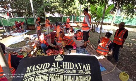 Panitia Kurban Masjid Al-Hidayah Perumaha Kopassus Sukatani, Depok sedang menagani daging kurban untuk dibagikan kepada warga.