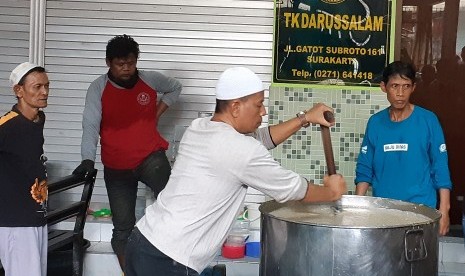 Panitia Masjid Darussalam Solo memasak bubur samin.