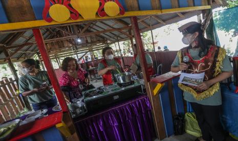 Panitia melakukan demo masak makanan tradisional pada Festival Pangan Hutan di Wisata Danau Sabuah, Desa Tuwung, Pulang Pisau, Kalimantan Tengah, Kamis (21/7/2022). Festival yang digelar Borneo Nature Foundation (BNF) bersama pemda setempat tersebut menampilkan berbagai produk lokal, edukasi, dan seni budaya yang bertujuan meningkatkan kesadaran masyarakat untuk melestarikan hutan serta membangun kemandirian pangan. 