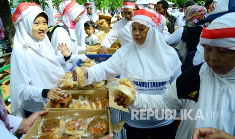 Lima pondok pesantren delegasi Dinas Koperasi dan Usaha Kecil Provinsi Jawa Barat berhasil mencetak transaksi dan komitmen bisnis dengan sejumlah negara pada ajang 7th OIC Halal Expo and 5th World Halal Summit 2019 di Istanbul, Turki.