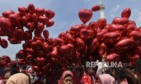 Panitia membawa balon untuk dilepaskan saat acara Untukmu Indonesia di kawasan Monas, Jakarta, Sabtu (28/4).