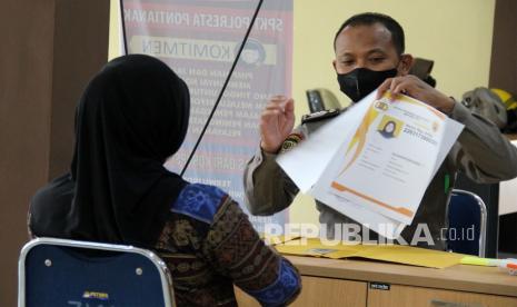 Panitia memeriksa berkas pendaftaran calon peserta saat seleksi penerimaan terpadu Bintara Polri. (ilustrasi)